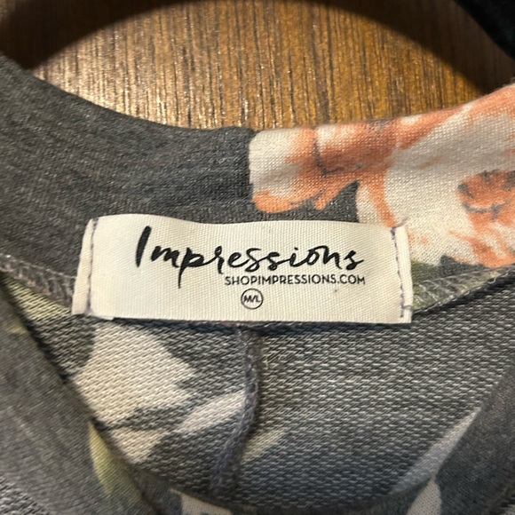 Gorgeous floral grey v neck with choker collar top size M/L - Picture 3 of 4